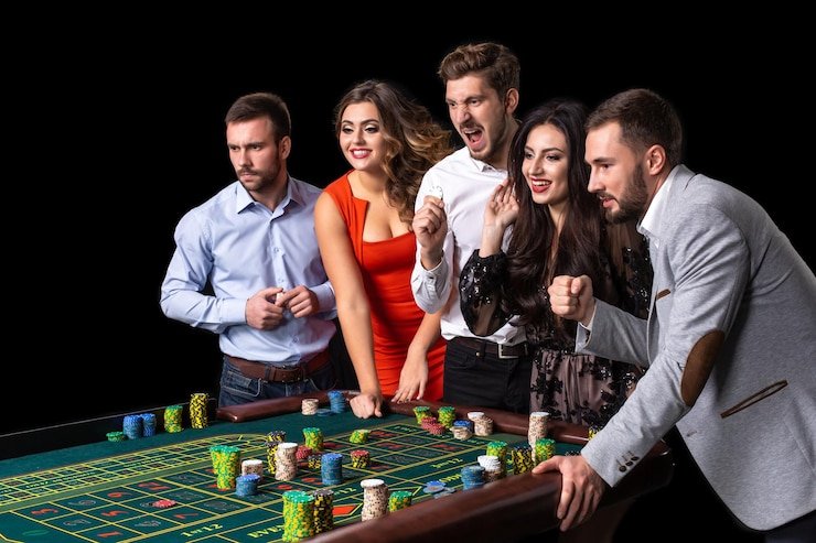 Grafik menunjukkan tata letak meja Live Roulette dengan zona taruhan yang berbeda dan penjelasan jenis taruhan.